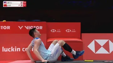 Lee Jii Zia mengalami cedera saat berhadapan dengan Li Shi Feng pada har terakhir penyisihan BWF World Tour Finals 2024, 13 Desember (Youtube BWF).