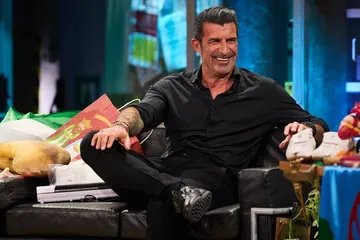 Legenda sepakbola Portugal, Luis Figo belum lama ini jadi bintang tamu dalam acara bincang-bincang populer 'La Revuelta' bersama David Broncano (tangkapan layar Youtube)