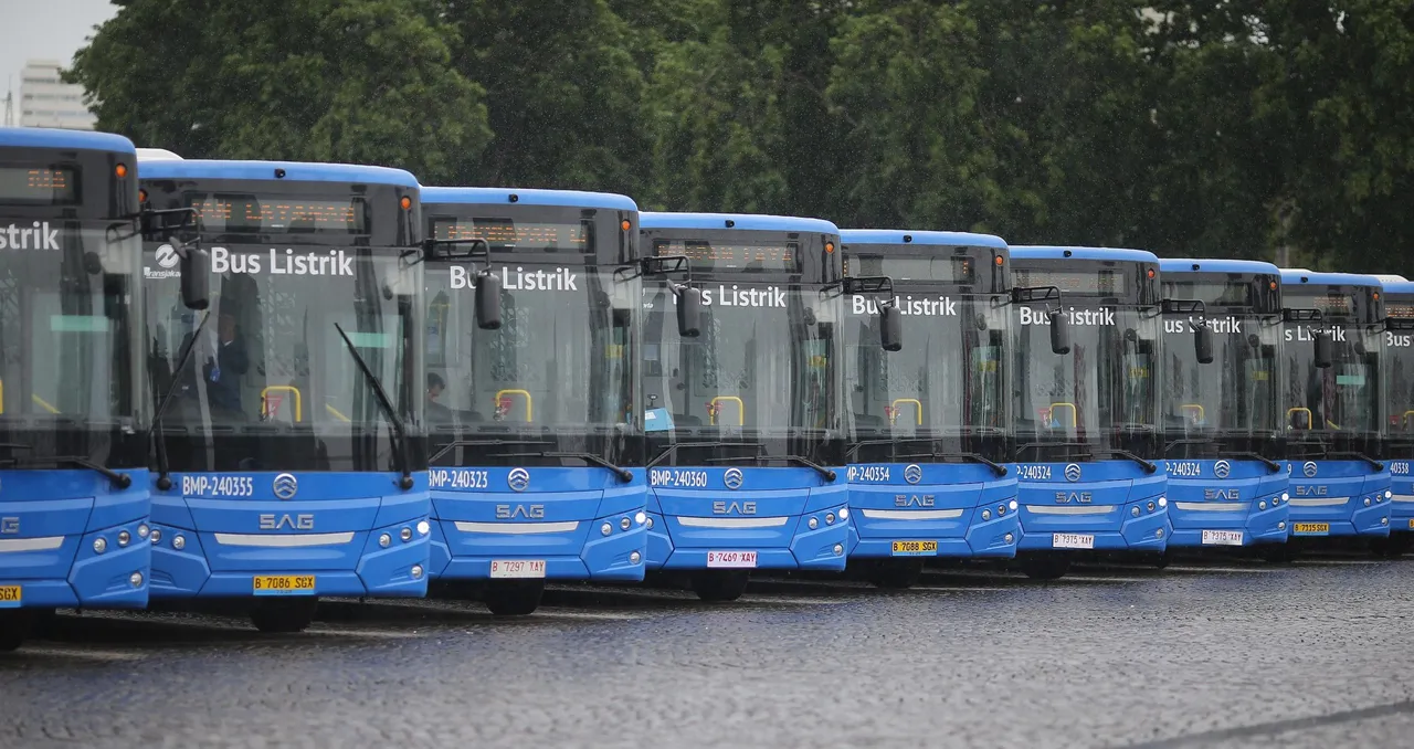 SAG Serahkan 90 Unit Bus Listrik High Deck kepada Transjakarta di Monas. (Dok SAG)