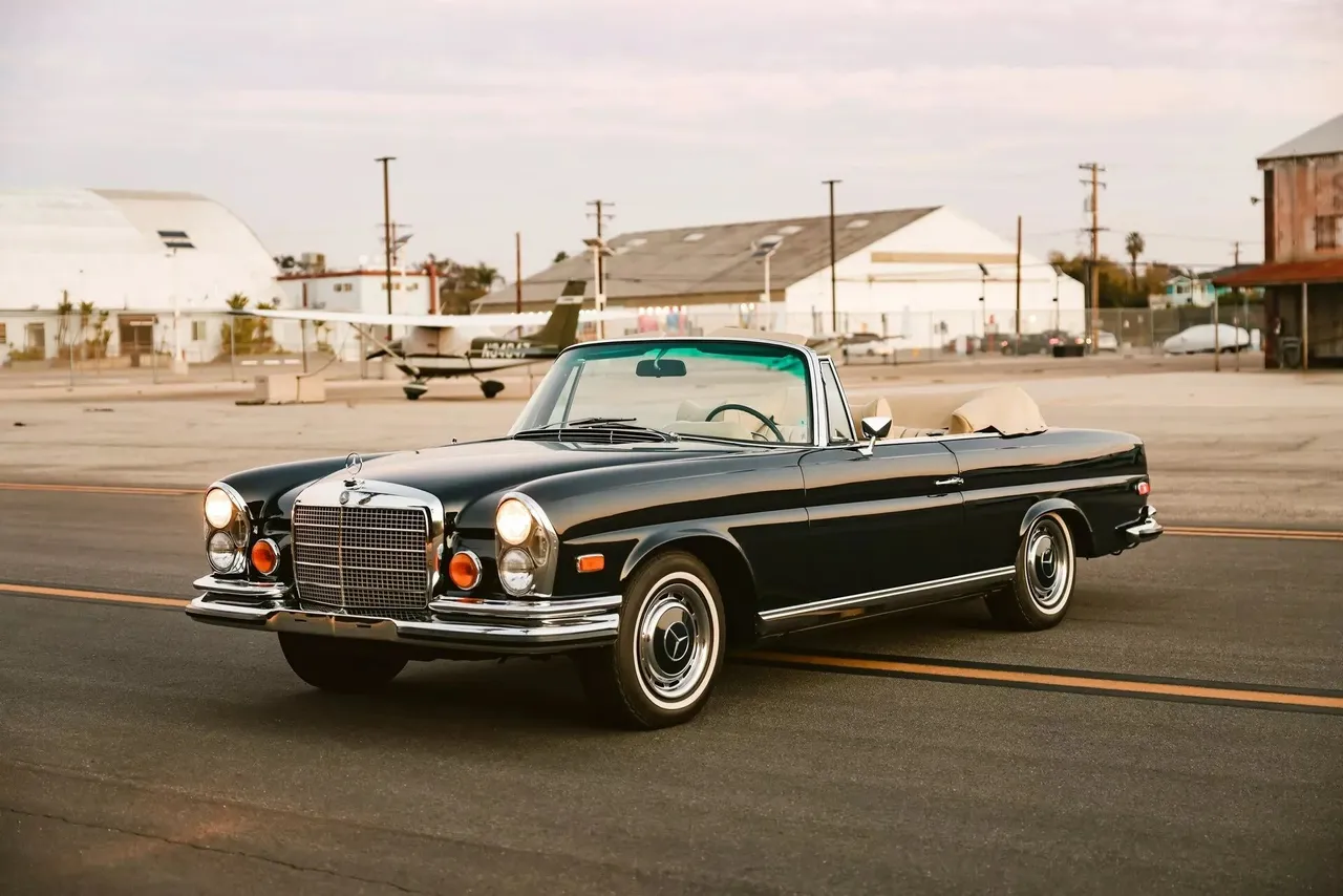 Eksterior Mercedes-Benz 280 SE Cabriolet 1971. (Foto: RM Sotheby’s/Lindsey Grace Whiddon/Robin Adams via Carscoop)