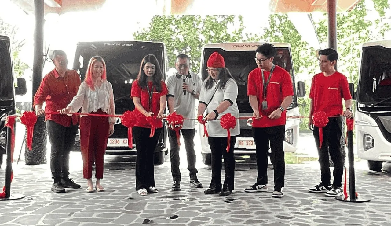 Peluncuran 10 unit armada baru AO Group berteknologi TransTRACK. (Dok TRANSTRACK)