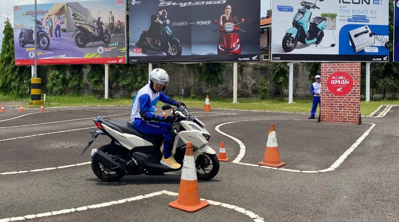 Sesi latihan praktik dalam Program Safety Riding Astra Honda Motor. (Dok. AHM)