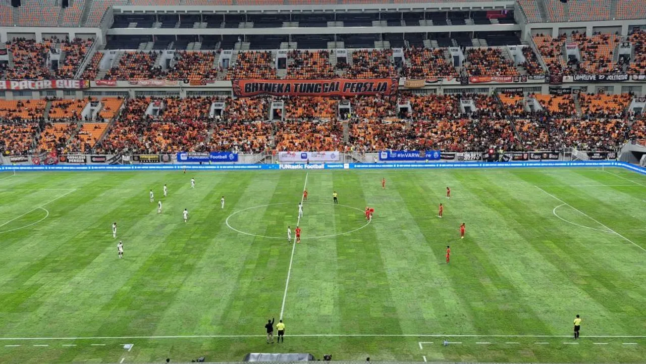 Lapangan JIS di laga Persija vs PSS Sleman di Liga 1 2024/2025/foto: SportCorner.id/Alwan Naufal.