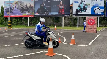 Sesi latihan praktik dalam Program Safety Riding Astra Honda Motor. (Dok. AHM)