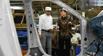 Wamenperin Faisol Riza saat mengunjungi pabrik Mitsubishi di Cikarang (Dok. MMKI)
