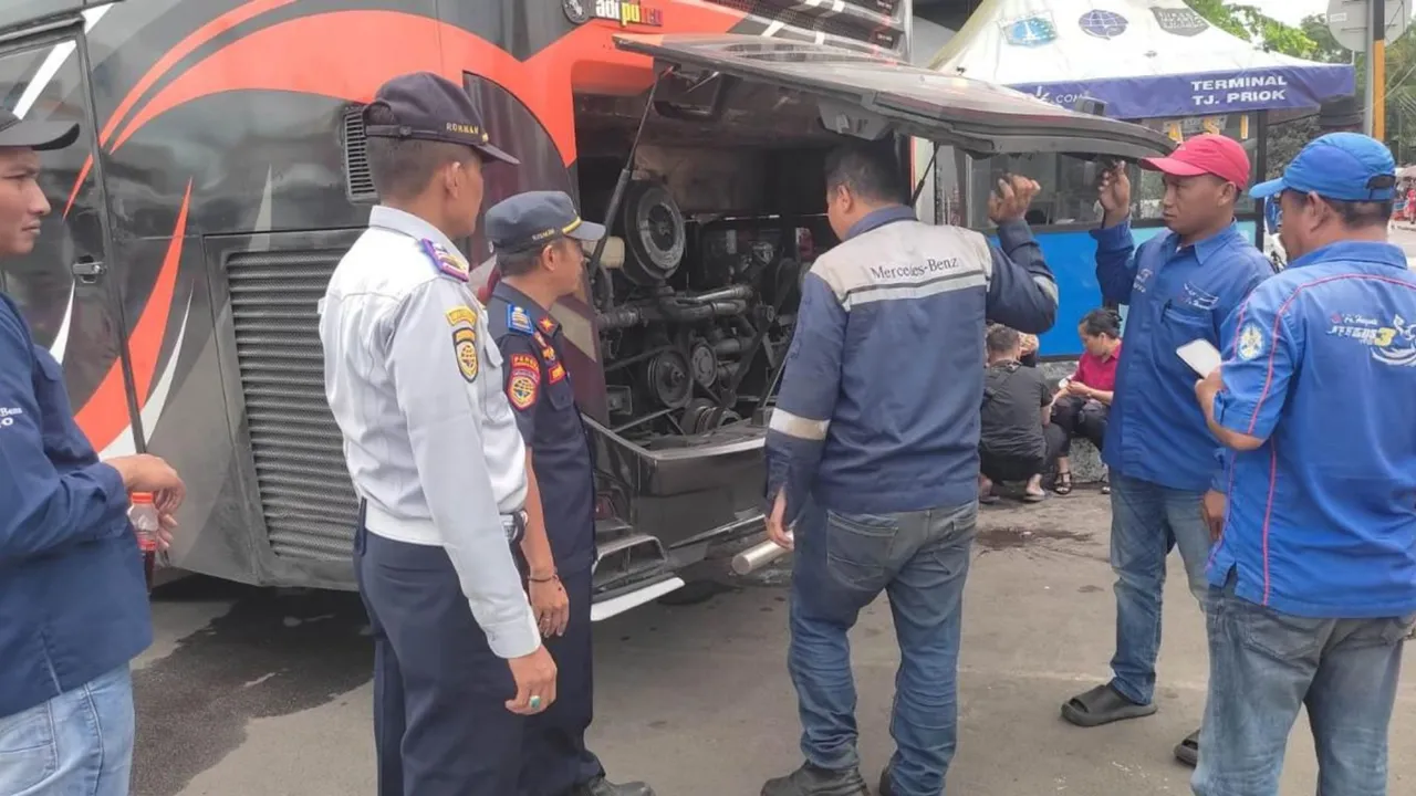 Teknisi DCVI melakukan pengecekan mesin bus dalam rangka program Mercedes-Benz Bus Year-End Rescue 2024. (Dok DCVI)
