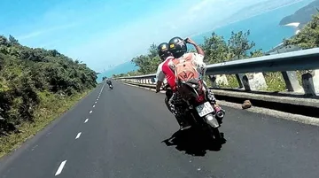 Liburan aman menggunakan motor (HVG Travel Vietnam)