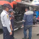 Teknisi DCVI melakukan pengecekan mesin bus dalam rangka program Mercedes-Benz Bus Year-End Rescue 2024. (Dok DCVI) - Teknisi DCVI melakukan pengecekan mesin bus dalam rangka program Mercedes-Benz Bus Year-End Rescue 2024. (Dok DCVI)