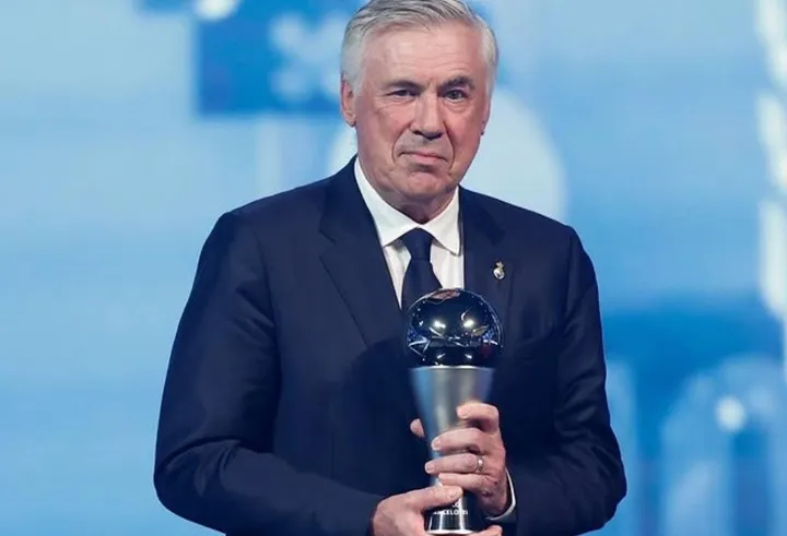 Carlo Ancelotti saat menerima penghargaan The Best FIFA men's coach/foto: IG Carlo Ancelotti.