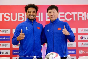 Nguyen Xuan Son dan Kim Sang-sik (Foto: Vietnam Football Federation/vff.org.vn)