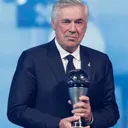 Carlo Ancelotti saat menerima penghargaan The Best FIFA men's coach/foto: IG Carlo Ancelotti.