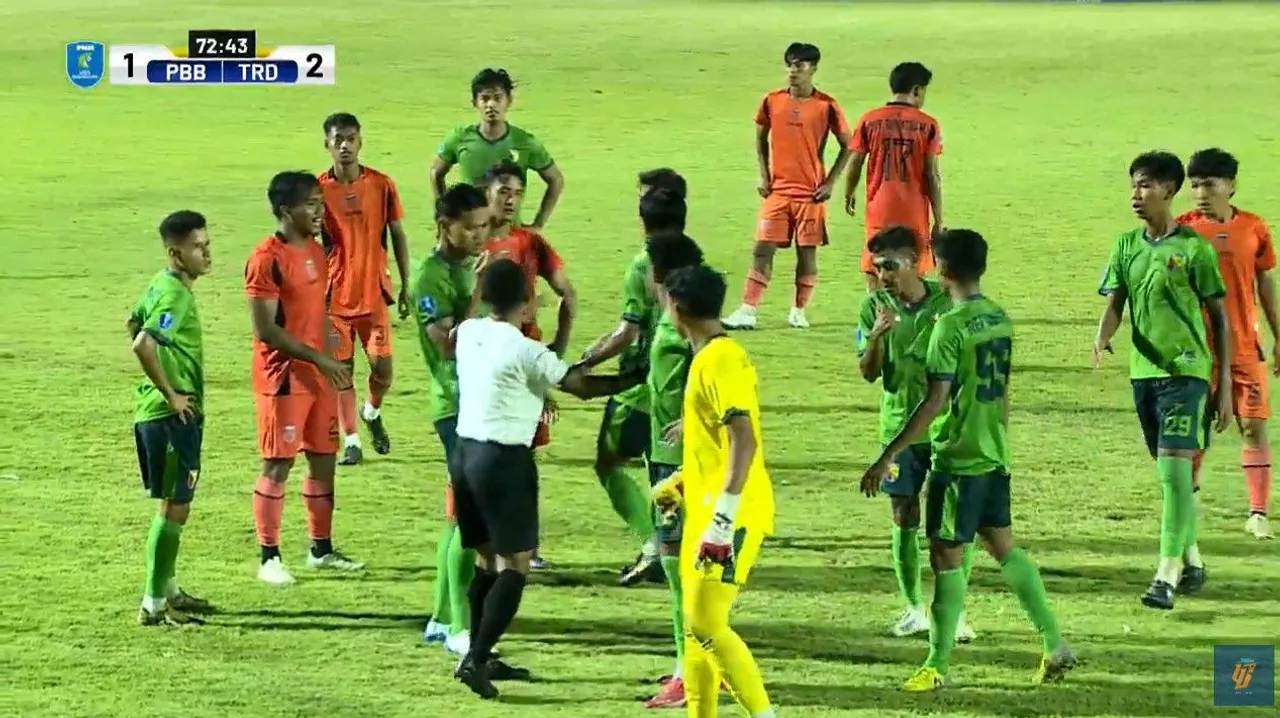 Pertandingan Persikab vs Tornado FC sempat diwarnai kericuhan antar pemain/foto: Youtube LIB.