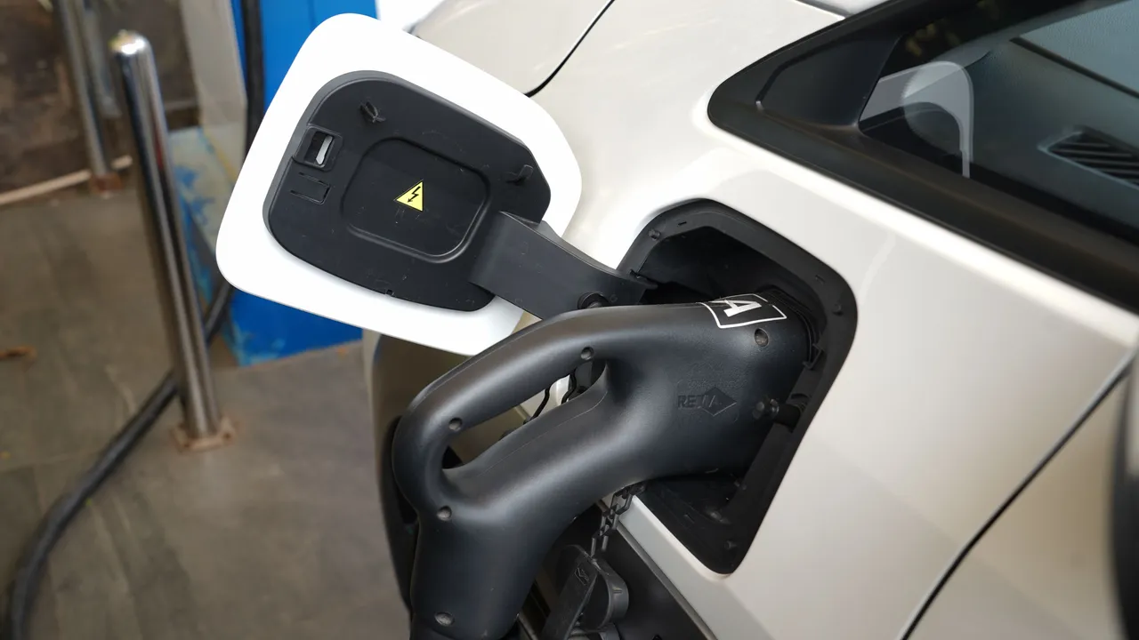 Pengisian daya konektor CCS2 atau Combined Charging System. (Aion)