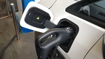 Pengisian daya konektor CCS2 atau Combined Charging System. (Aion)