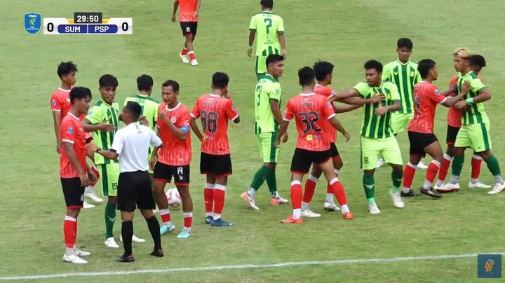 Pertandingan Sumut United vs Persipasi sempat diwarnai kericuhan antar pemain/foto: Youtube LIB.