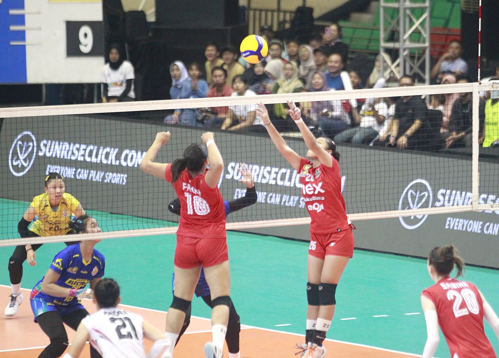 Pertandingan pembuka Proliga 2025 yang mempertemukan Jakarta Elektrik PLN vs Yogya Falcons di GOR Jati Diri Semarang, 3 Januari (Foto: PBVSI)