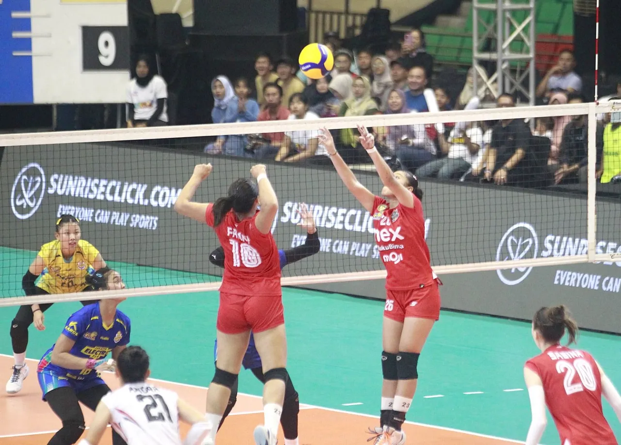 Pertandingan pembuka Proliga 2025 yang mempertemukan Jakarta Elektrik PLN vs Yogya Falcons di GOR Jati Diri Semarang, 3 Januari (Foto: PBVSI)