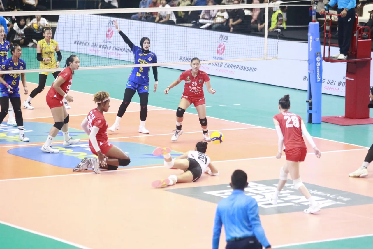 Pertandingan pembuka Proliga 2025 yang mempertemukan Jakarta Elektrik PLN vs Yogya Falcons di GOR Jati Diri Semarang, 3 Januari (Foto: PBVSI)