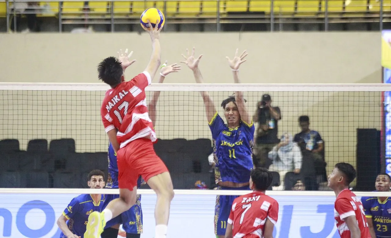 Pertandingan lanjutan Proliga 2025 yang mempertemukan Surabaya Samator vs Jakarta Garuda Jaya. berlangsung di GOR Jati Diri, Semarang, Sabtu (3/1/2024). Foto: PBVSI