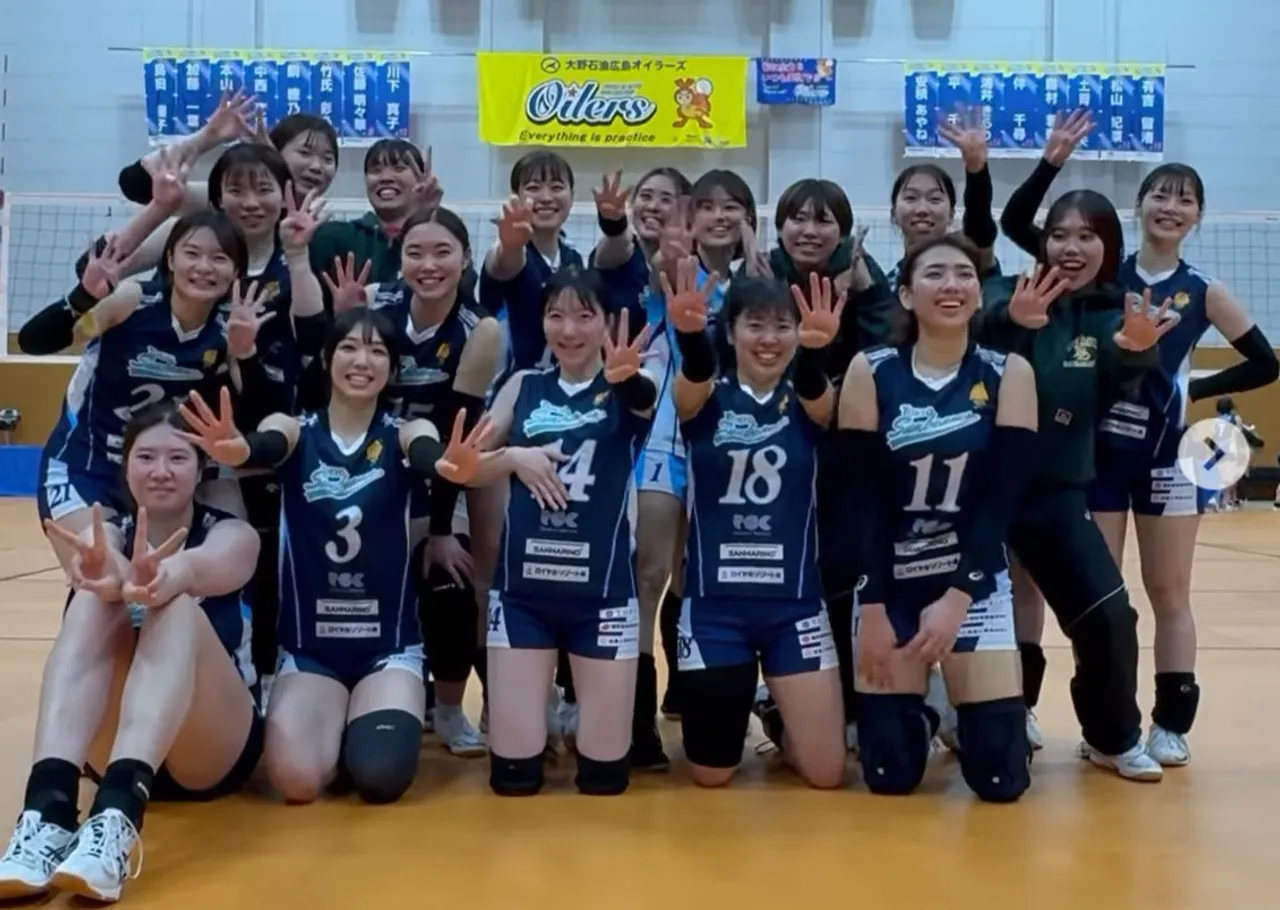 Yolla Yuliana dan para pemain Tokyo Sunbeams di Liga Voli Jepang/foto: IG Tokyo Sunbeams.