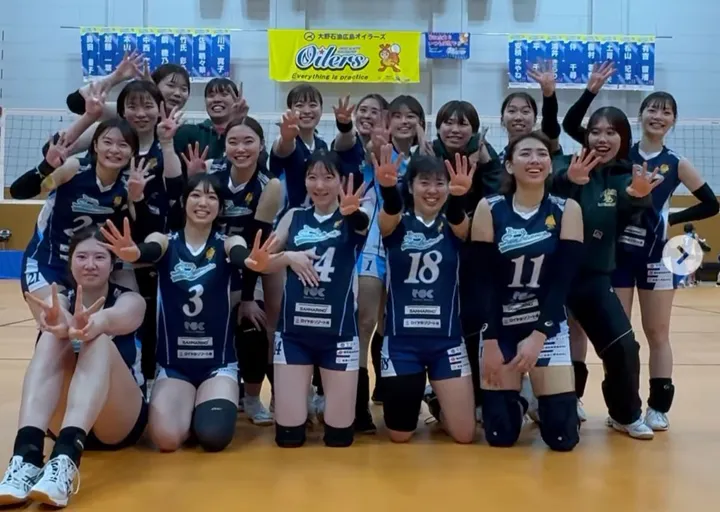 Yolla Yuliana dan para pemain Tokyo Sunbeams di Liga Voli Jepang/foto: IG Tokyo Sunbeams.