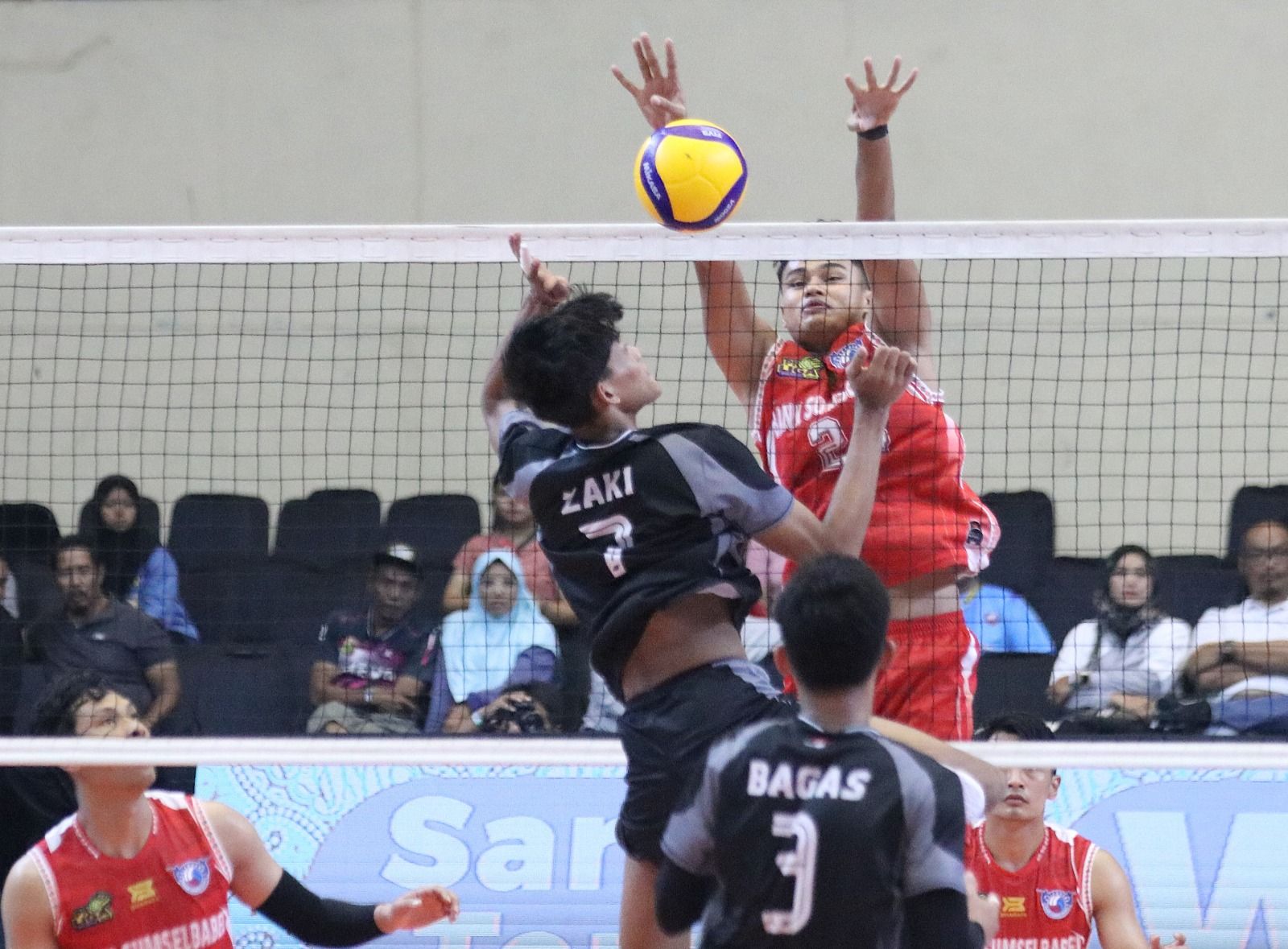 Pertandingan Palembang Bank Sumsel Babel vs Jakarta Garuda Jaya pada hari terakhir seri 1 Proliga 2025, di GOR Jatidiri, Semarang, 5 Januari (Foto: PBVSI)