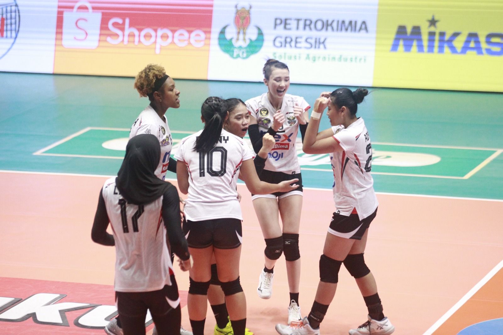 Sabina Altynbekova dan rekan-rekannya saat laga Yogya Falcons vs Jakarta Popsivo Polwan dalam lanjutan Proliga 2025 di GOR Tri Dharma, Gresik, resik, 10 Januari (Foto: PBVSI)