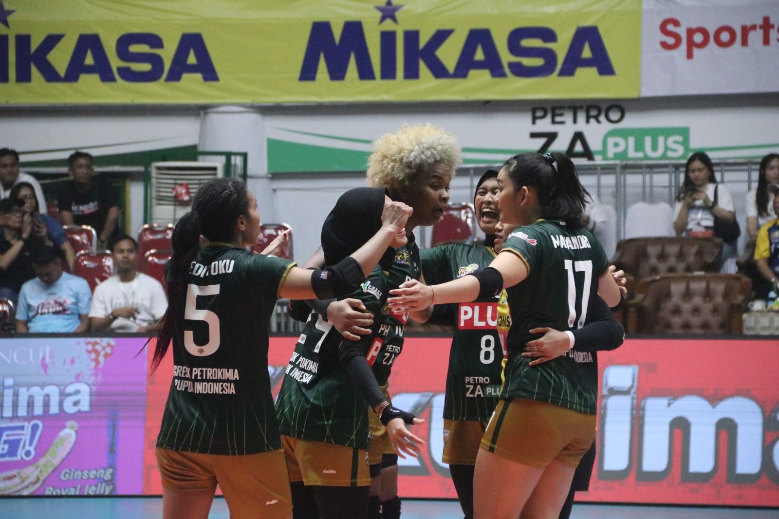 Pertandingan lanjutan Proliga 2025 yang mempertemukan Jakarta Livin Mandiri vs Gresik Petrokimia dihelat di GOR Tri Dharma, Gresik, Jumat (10/1/2025). Foto: PBVSI