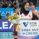 Hadiah yang diterima Megawati Hangestri usai raih MVP V-League putaran ketiga/foto: IG Red Sparks.