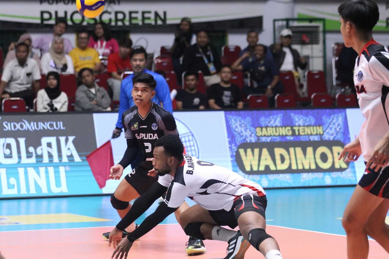 Pertandingan lanjutan Proliga 2025 seri kedua yang mempertemukan Jakarta Bhayangkara Presisi vs Jakarta Garuda Jaya dihelat di GOR Tri Dharma, Gresik, Minggu (11/1/2025). Foto: PBVSI