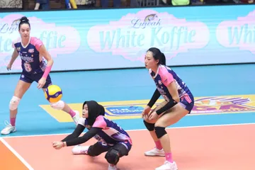 Radostina Marinova, Wilda Fadhilah, dan Liu Yanhan saat pertandingan lanjutan Proliga 2025 seri kedua yang mempertemukan Jakarta Livin Mandiri vs Bandung BJB Tandamata dihelat di GOR Tri Dharma, Gresik, Sabtu (11/1/2025). Foto: PBVSI