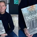 Alex Pastoor membaca buku Atlas van Indonesie/foto: IG Alex Pastoor.