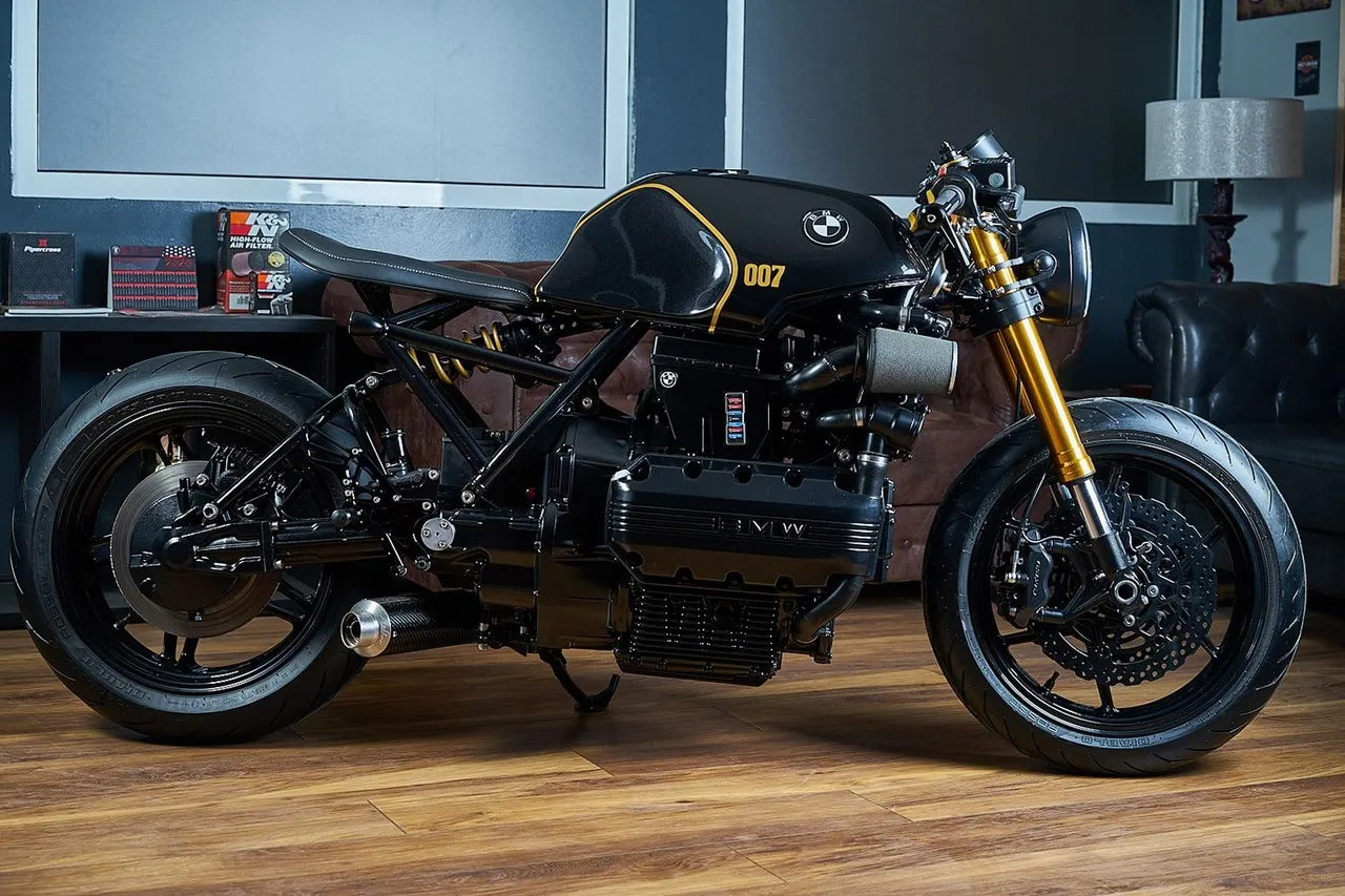 Tampilan BMW K 100 RS jadul bergaya cafe racer. (Autoevolution)