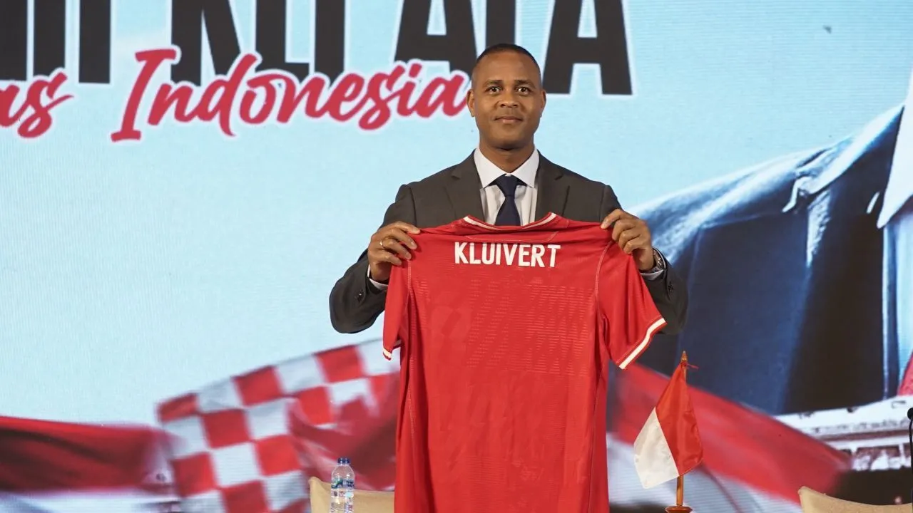 Pelatih Timnas Indonesia, Patrick Kluivert pamer jersey timnas/SportCorner, Alwan Naufal