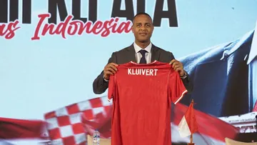 Pelatih Timnas Indonesia, Patrick Kluivert pamer jersey timnas/SportCorner, Alwan Naufal