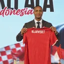 Pelatih Timnas Indonesia, Patrick Kluivert pamer jersey timnas/SportCorner, Alwan Naufal - Pelatih Timnas Indonesia, Patrick Kluivert pamer jersey timnas/SportCorner, Alwan Naufal