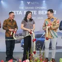 Seremoni pengguntingan pita oleh manajemen PT Elite Oto Sukses dan PT NETA Auto Indonesia. (Dok. NETA) - Seremoni pengguntingan pita oleh manajemen PT Elite Oto Sukses dan PT NETA Auto Indonesia. (Dok. NETA)