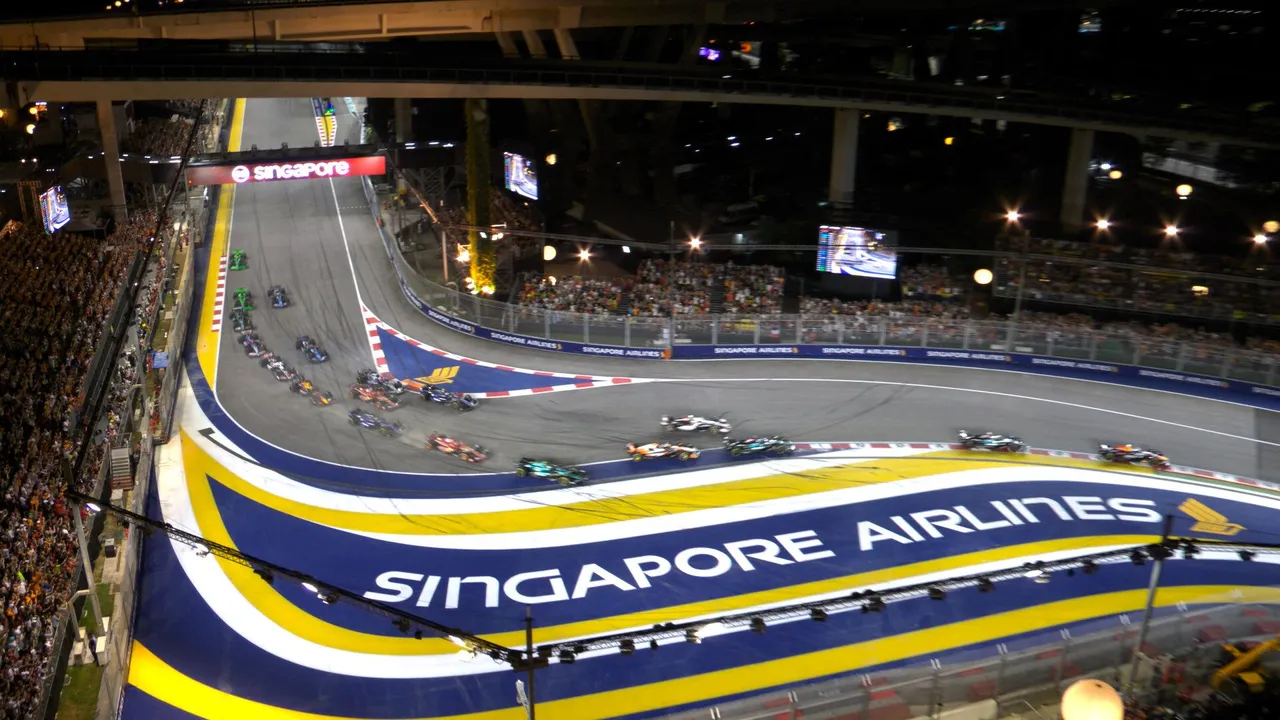 Logo Singapore Airlines di pinggir lintasan F1 GP Singapura (Dokumen Foto Singapore Airlines)