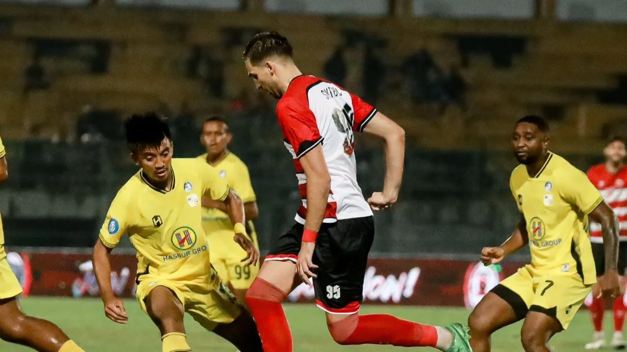 Madura United vs Barito Putera di Liga 1/X Madura United.