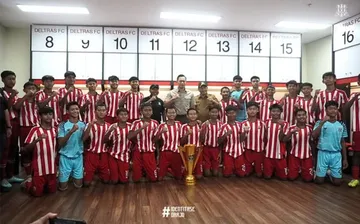 Para pemain Deltras FC bersama dengan Agus Harimurti Yudhoyono/foto: IG Deltras FC