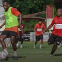 persipura jayapura latihan.jpg - Pemain Persipura Jayapura sedang berlatih jelang lawan Persikas Subang di playoff degradasi Liga 2 2024/2025/foto: IG Persipura.