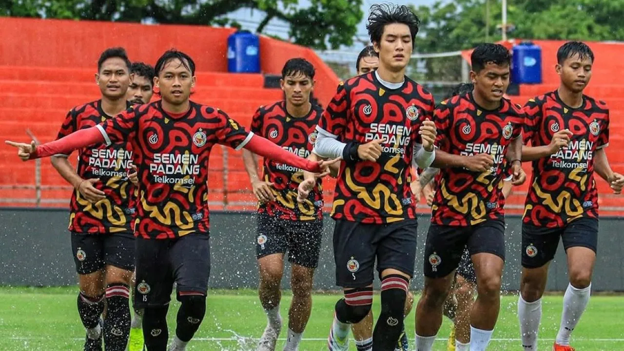 Pemain Semen Padang latihan/Laman LIB.