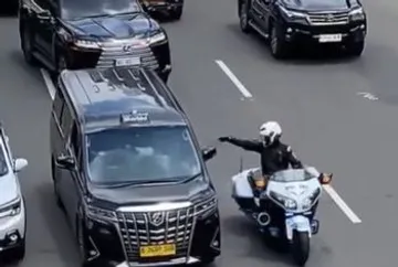 Viral patwal mobil dinas RI 36 terlihat marah. (@pmi_official)