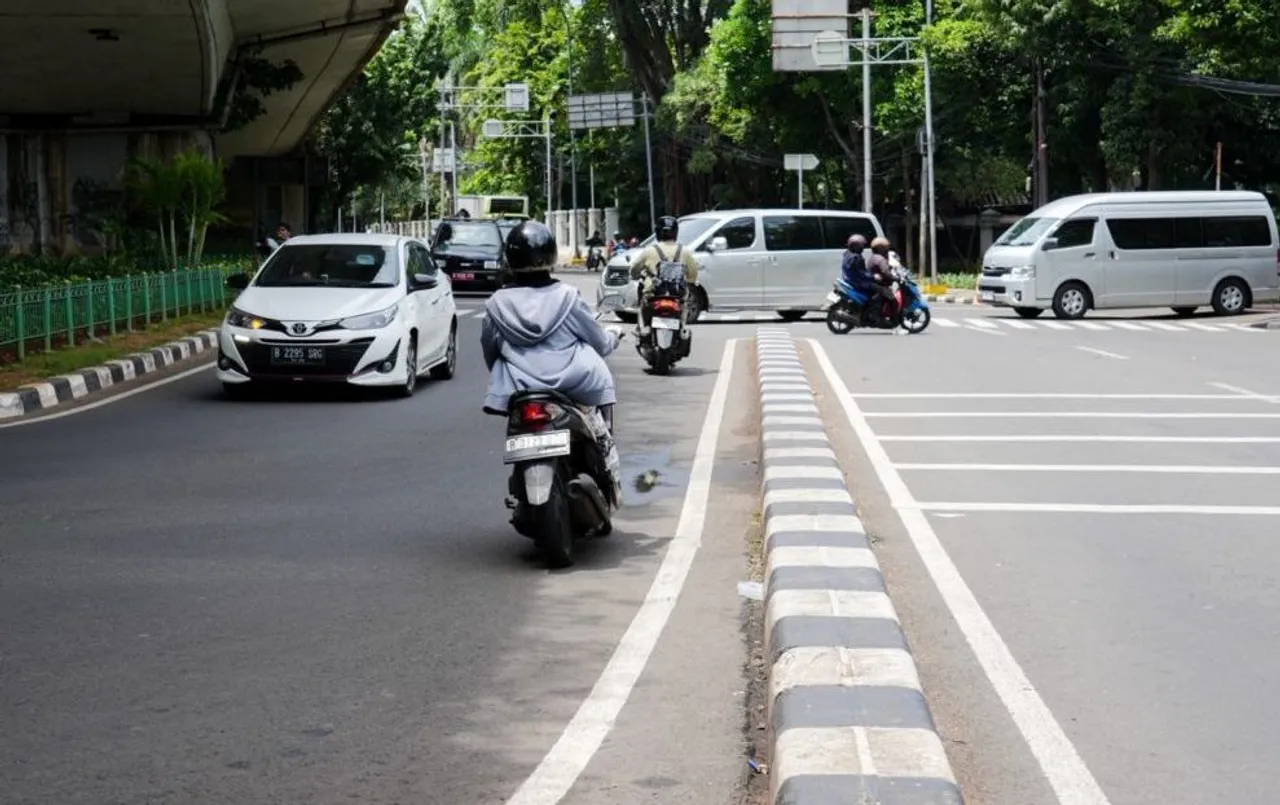 Pengendara motor melawan arus jalan. (Korlantas Polri)