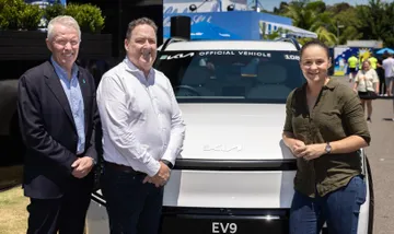 AO Tournament Director Craig Tiley, CEO Kia Australia Damien Meredith, dan juara AO Ash Barty. (KIA)