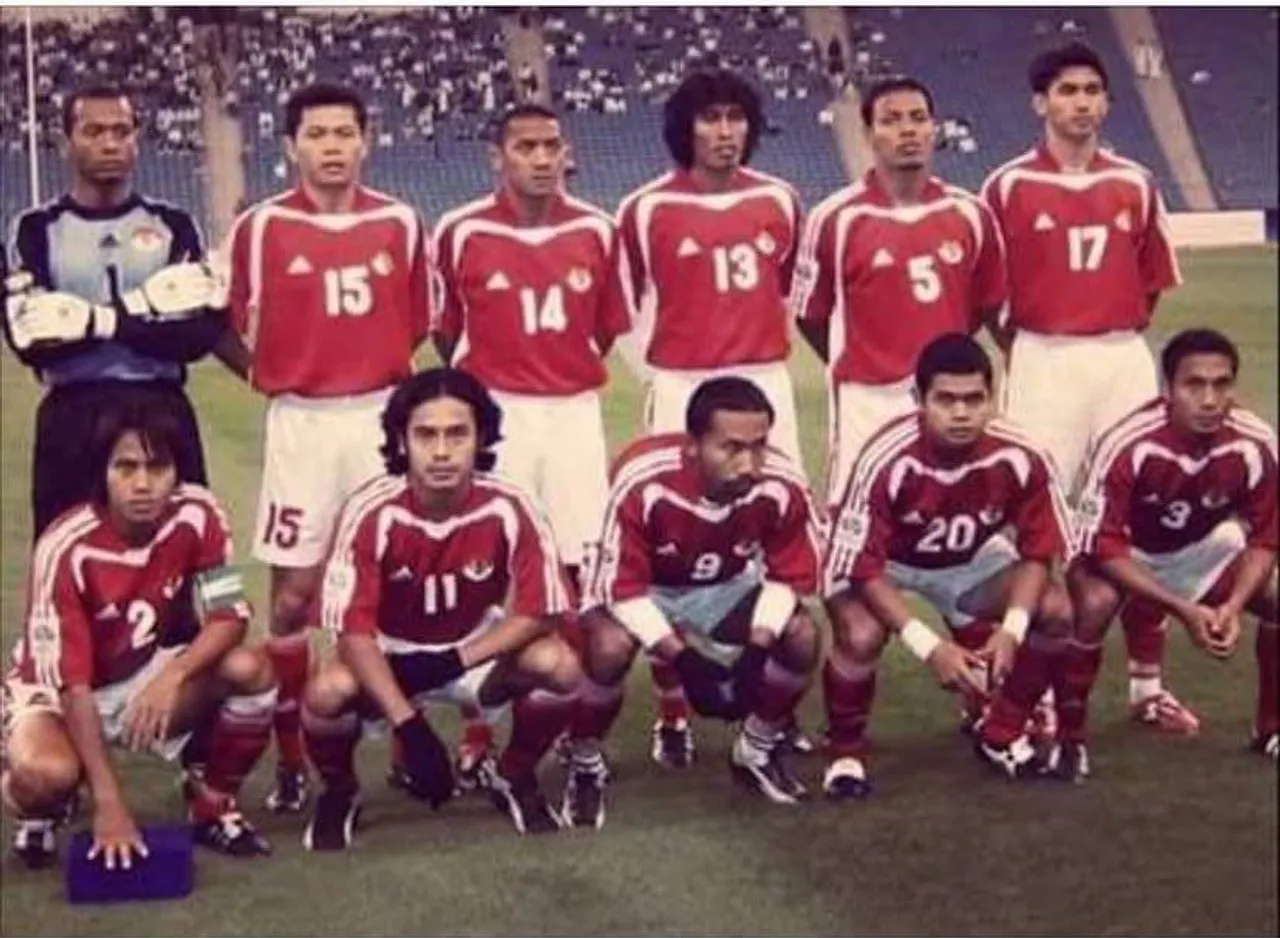 Jersey Timnas Indonesia era 2004 dan digunakan di Kualifikasi Piala Dunia 2006 Jerman/foto: IG urbansneakersociety.