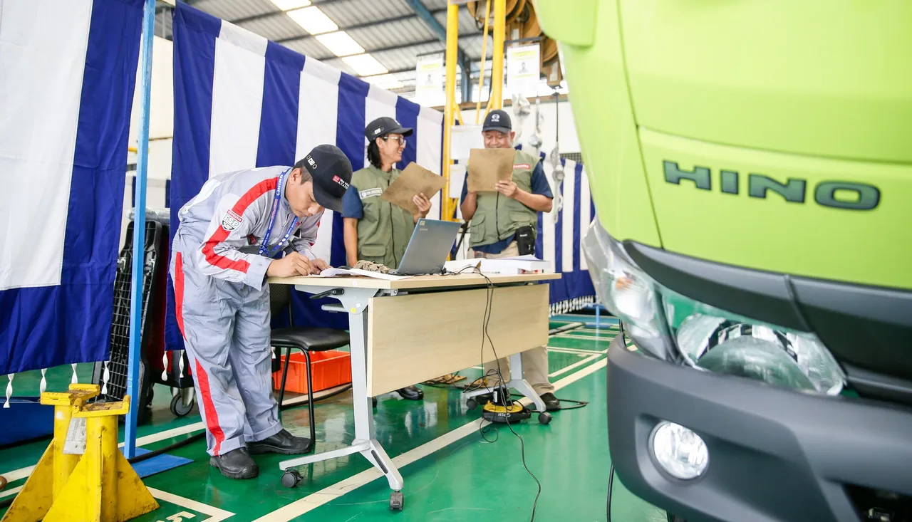 Salah satu pesrta Hino CS Contest tengah unjuk kebolehan di depan juri. (HMSI)