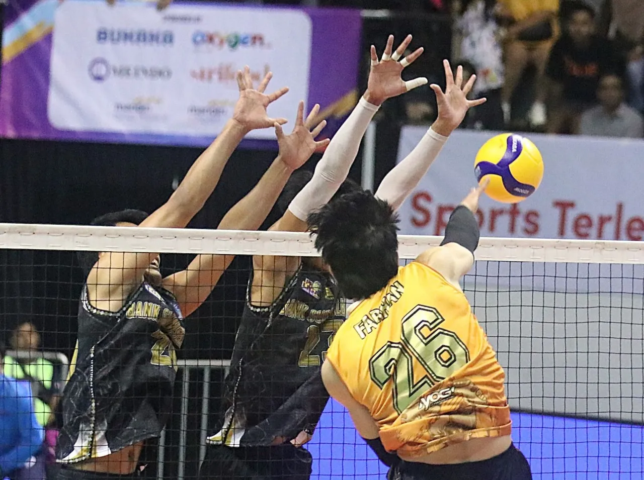 Laga lanjutan Proliga 2025 yang mempertemukan Jakarta Bhayangkara Presisi vs Palembang Bank Sumsel Babel dihelat di Jawa Pos Arena, Surabaya, Jumat (24/1/2025). Foto: PBVSI