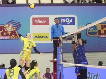 Laga Jakarta Elektrik PLN vs Bandung BJB dihelat di DBL Arena, Surabaya, Jawa Timur, Jumat (24/1/2025). Foto: PBVSI