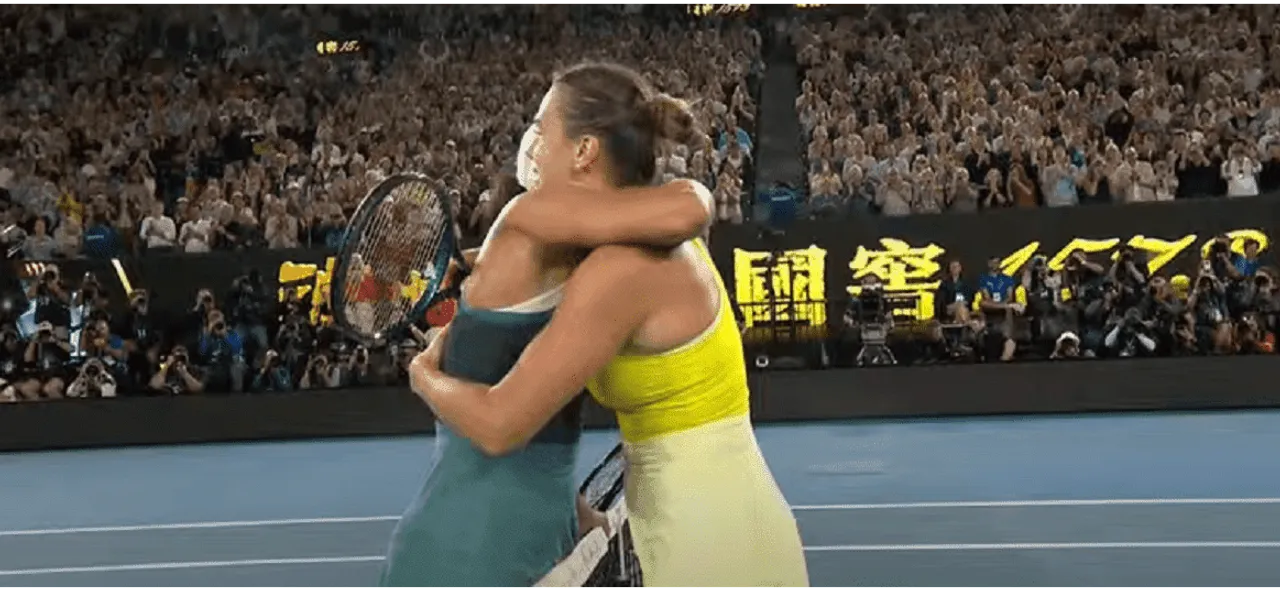 Aryna Sabalenka dan Madison Keys saling berpelukan usai final Australian Open 2025 sektor putri di Rod Laver Arena, Melbourne, Sabtu (25/1/2025). Foto: tangkapan layar Youtube Australian Open